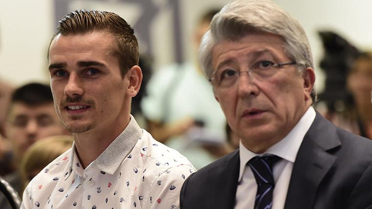 Antoine Griezmann and Enrique Cerezo, during an act of the Athletic of Madrid