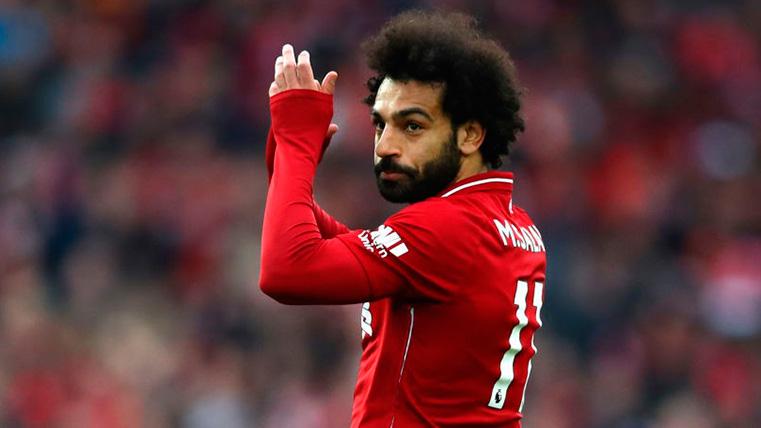 Mo Salah aplaude tras un partido con el Liverpool