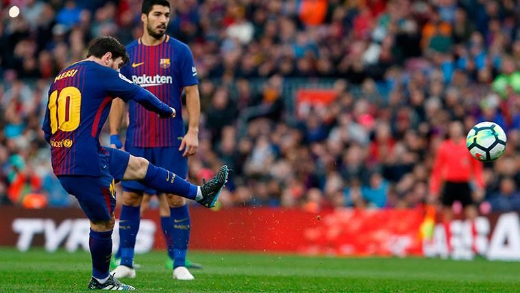 Leo Messi anota un gol con el FC Barcelona