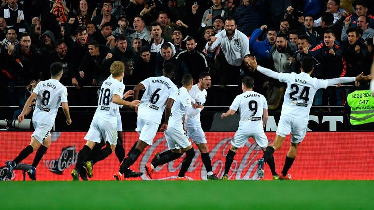 The players of Valencia celebrate a goal in LaLiga