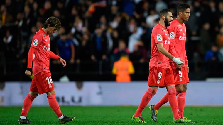 Los jugadores del Real Madrid se lamentan tras una derrota