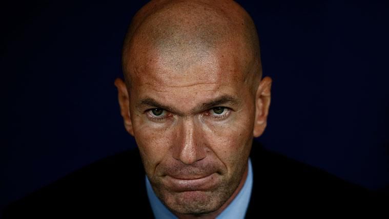 Zinedine Zidane in the bench of the Real Madrid