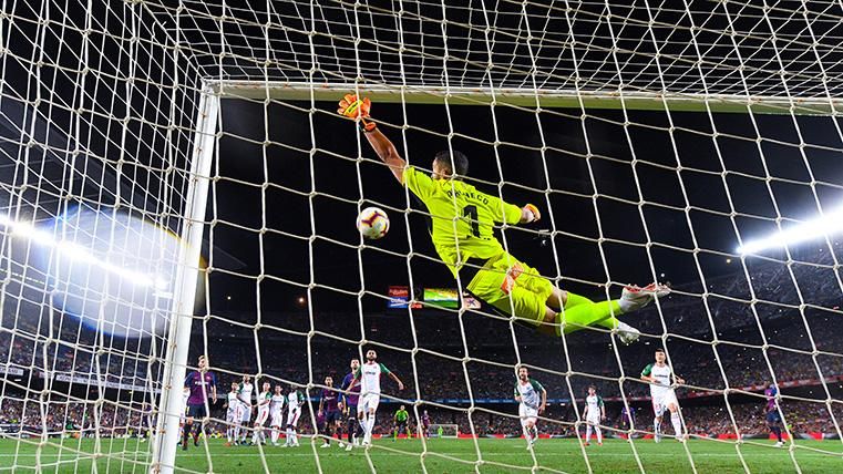 Leo Messi, marcando un gol de falta contra el Deportivo Alavés