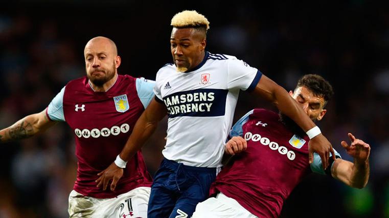 Adama Traoré disputa un balón contra el West Ham