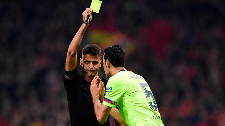 Gil Manzano takes him out a yellow card to Busquets