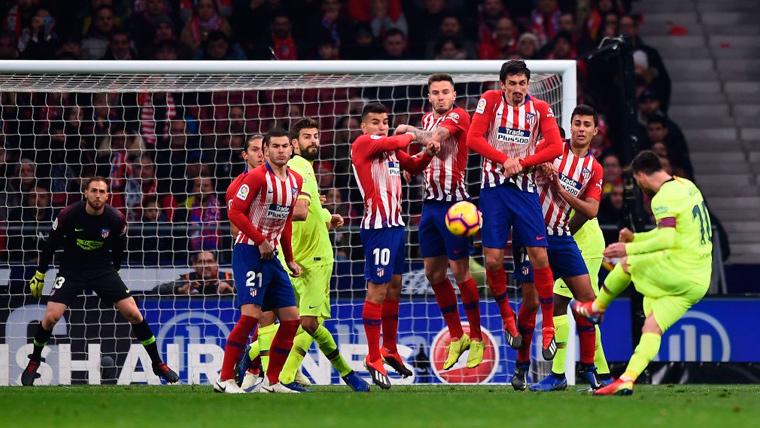 Leo Messi lanza un tiro libre en un Atlético de Madrid-FC Barcelona