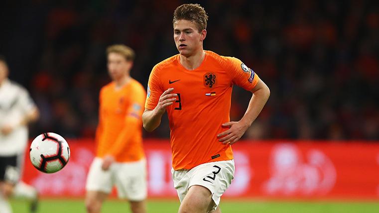 De Ligt en un partido con Holanda