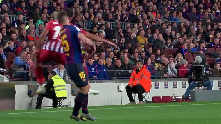 Diego Costa, golpeando con el codo a Clément Lenglet
