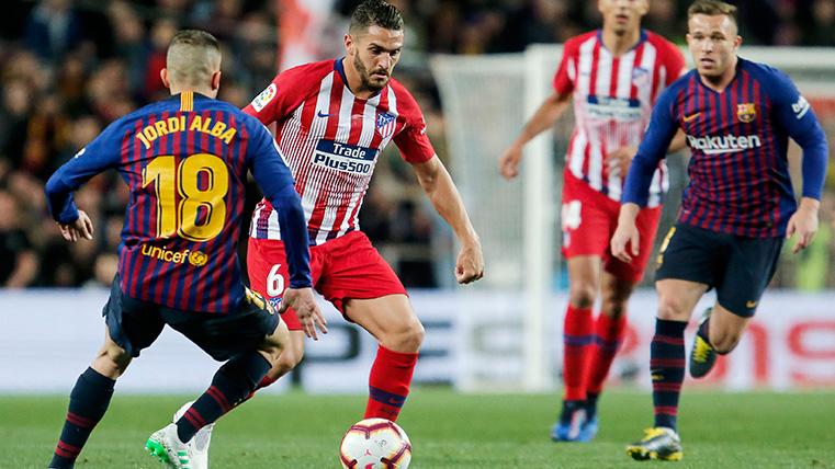 Koke Resurrección, intentando lanzar un contragolpe del Atlético ante el Barça