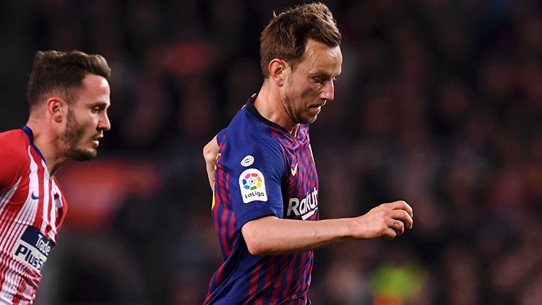 Rakitic corre delante de Saúl en el Barça-Atlético