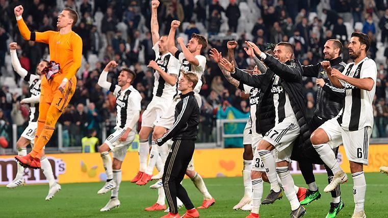 The players of the Juventus celebrate the victory