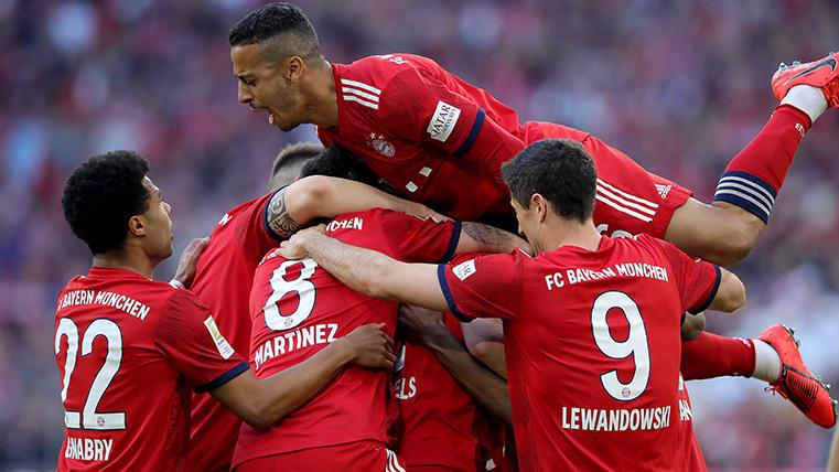 The players of the Bayern celebrate a goal
