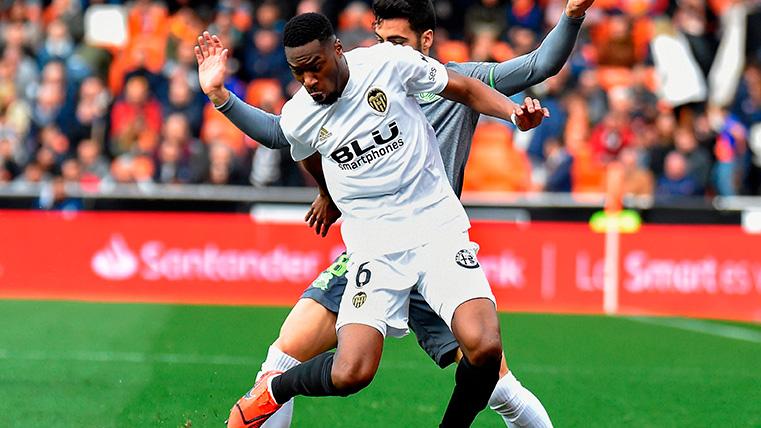 Kondogbia conduce un balón con el Valencia