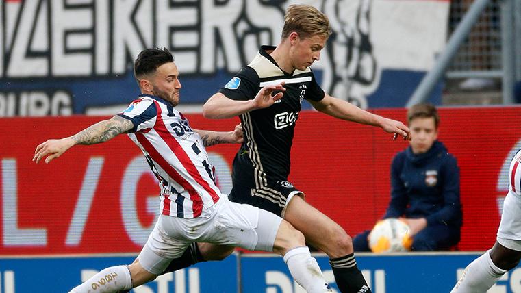 Frenkie Of Jong drives a balloon with the Ajax