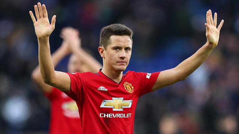 Ander Herrera greets to the fans of the United