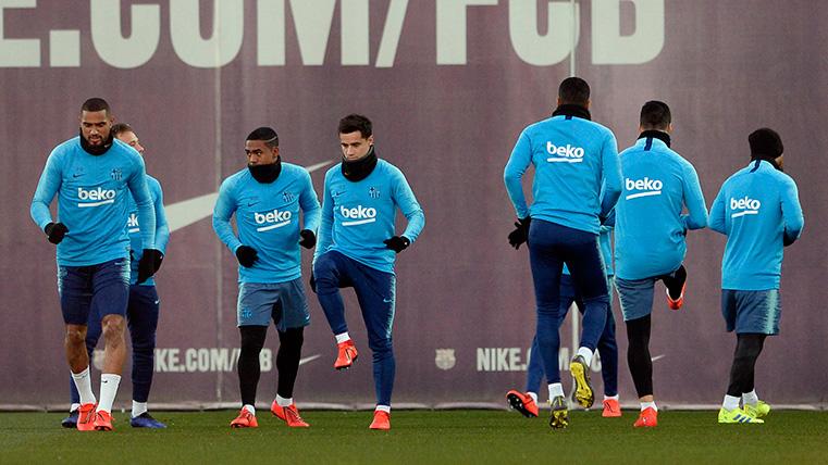 The players of the FC Barcelona in a training