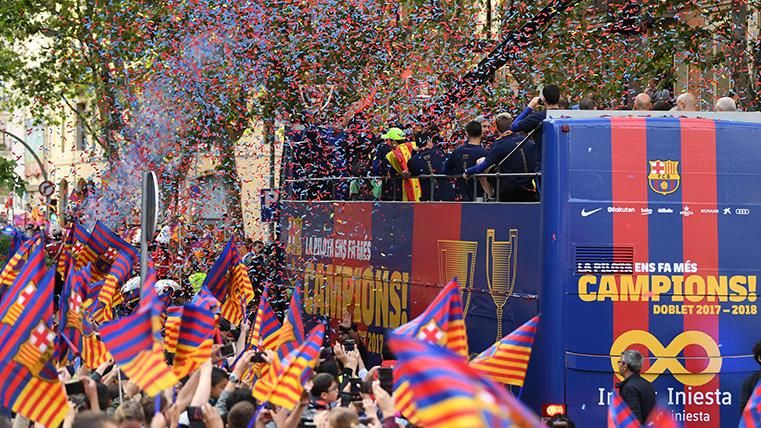 El FC Barcelona, celebrando la consecución de la pasada Liga