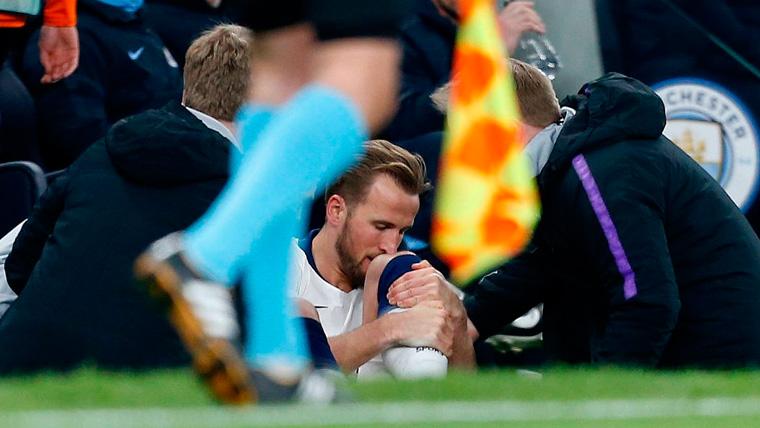Harry Kane se duele de una lesión en un partido de Champions