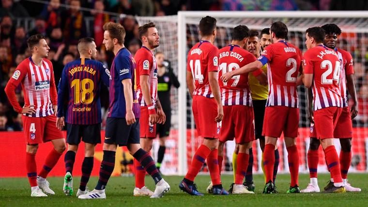 Gil Manzano discute con los jugadores del Atlético tras expulsar a Diego Costa