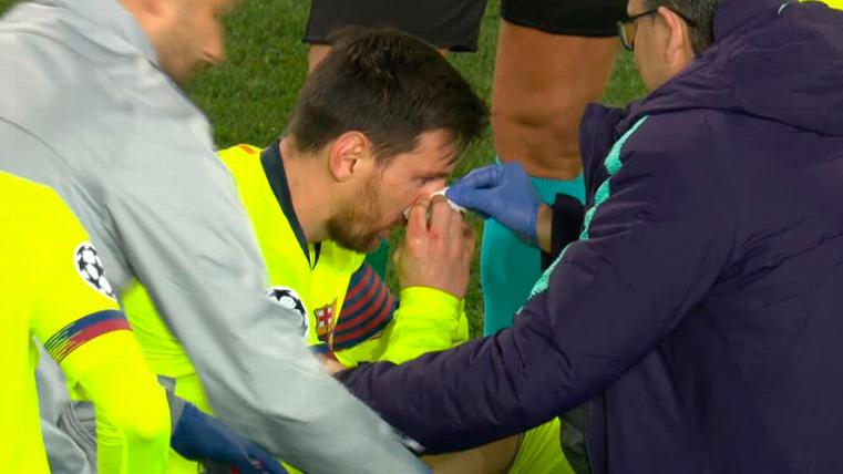 Leo Messi, sangrando sobre el césped de Old Trafford