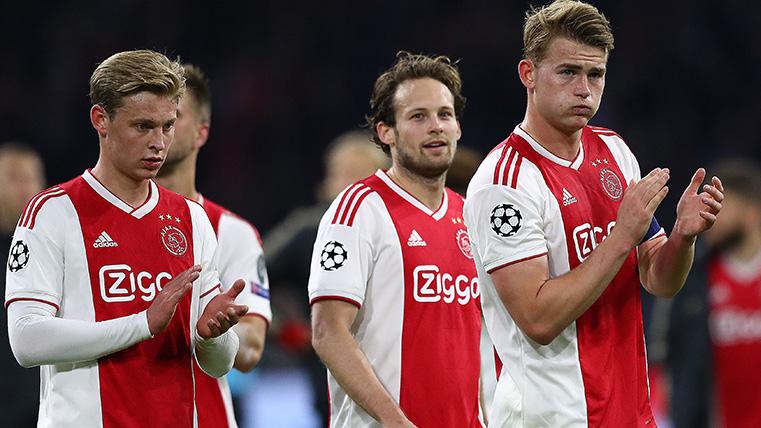 De Ligt y De Jong aplauden tras un partido con el Ajax