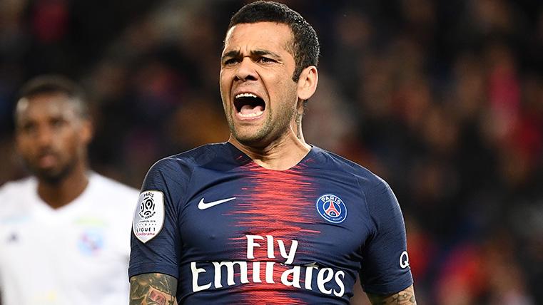 Dani Alves Celebrates a goal with the PSG