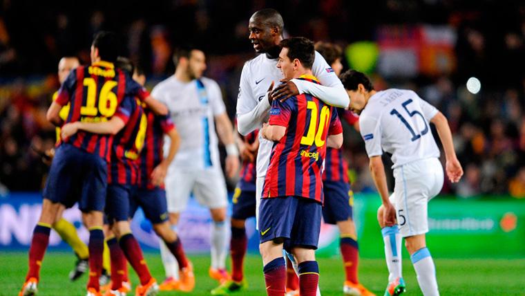 Yaya Touré y Leo Messi se saludan tras un encuentro de Champions