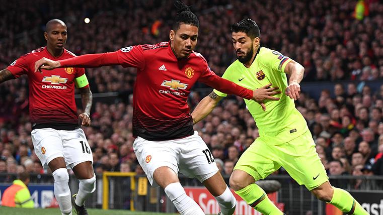 Chris Smalling en una acción con Luis Suárez