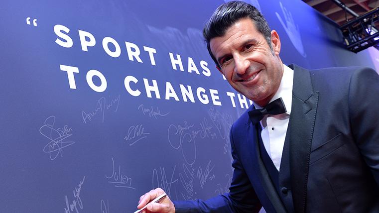 Luis Figo posa para una foto en una gala