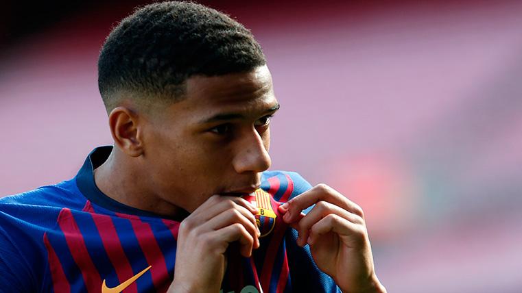 Jean-Clair Todibo, besando the shield of the T-shirt of the FC Barcelona