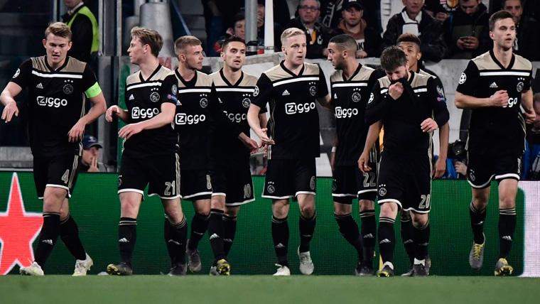 The players of the Ajax celebrate a goal in the Champions