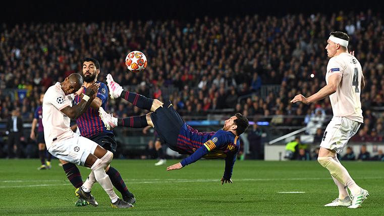 Leo Messi, intentando marcar de chilena contra el Manchester United
