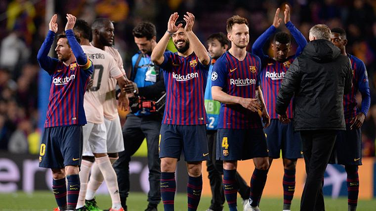 Leo Messi y Luis Suárez, saludando a la afición del FC Barcelona