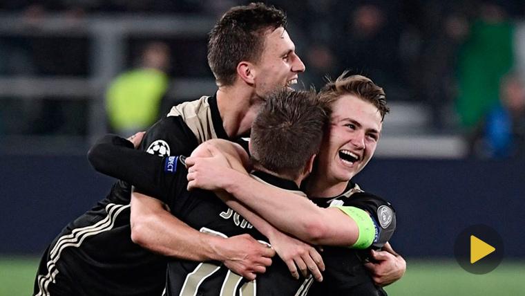 The players of the Ajax celebrates a goal in the Champions