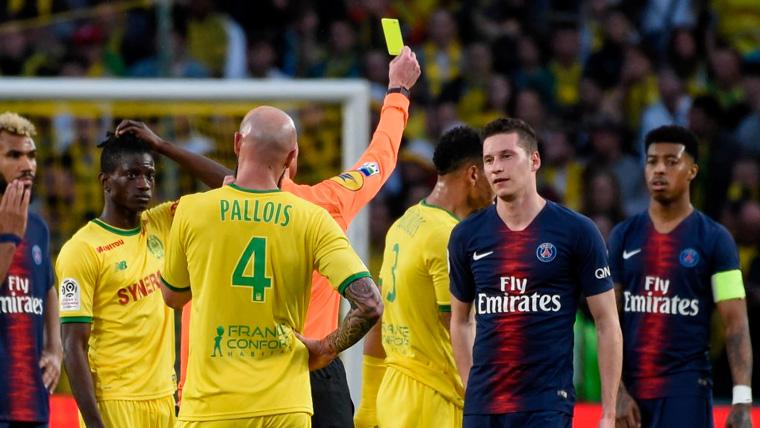 Julian Draxler es amonestado en un partido del PSG