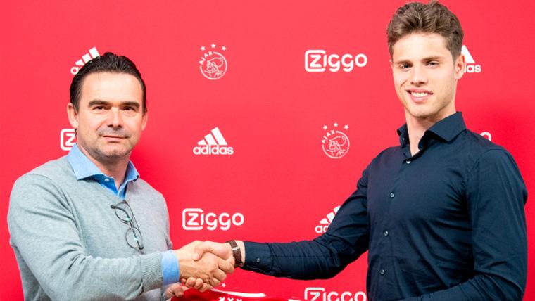Marc Overmars y Kik Pierie en el anuncio del fichaje del Ajax | AFCAjax