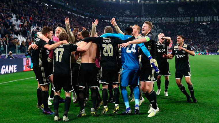 Los jugadores del Ajax celebran una victoria en la Champions