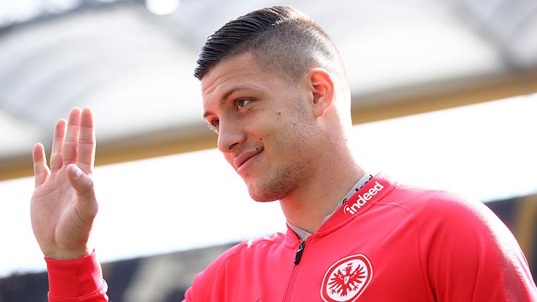 Luka Jovic antes de un partido con el Eintracht
