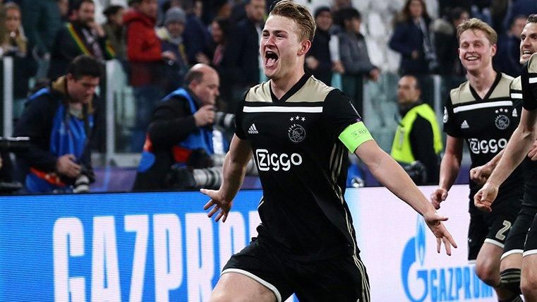 De Ligt celebra su gol contra la Juventus de Turín