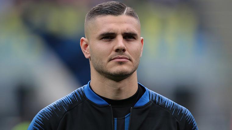 Icardi Poses before a party with the Inter
