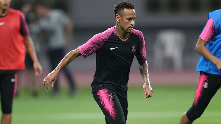 Neymar en un entrenamiento con el PSG antes de su lesión