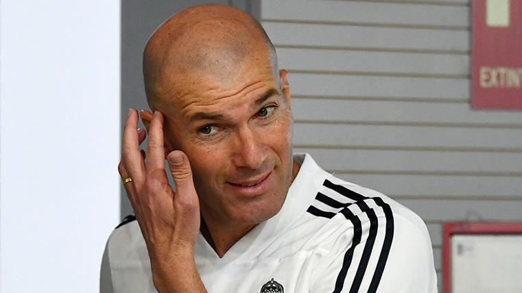 Zidane has  to seat  in room of press