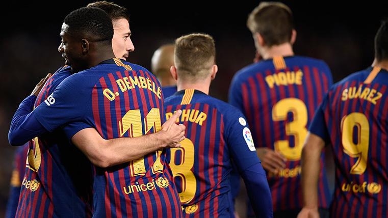 Ousmane Dembélé, abrazándose con Clément Lenglet tras un gol
