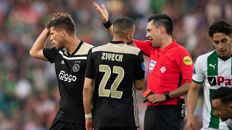 Klaas-Jan Huntelaar es expulsado en un partido del Ajax