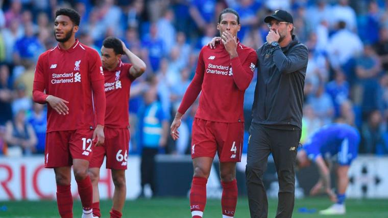Jürgen Klopp and Virgil go Dijk converse after a party of the Liverpool