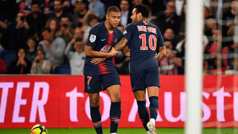 Kylian Mbappé y Neymar celebran un gol del Paris Saint-Germain