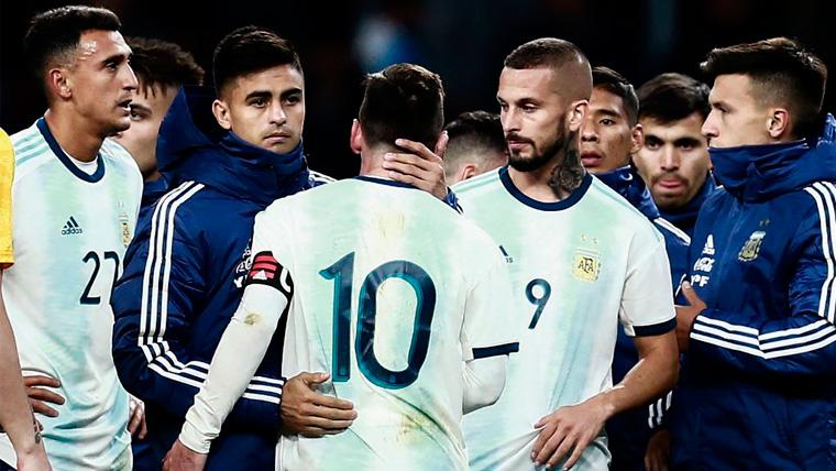 Leo Messi y sus compañeros tras un partido de la selección de Argentina