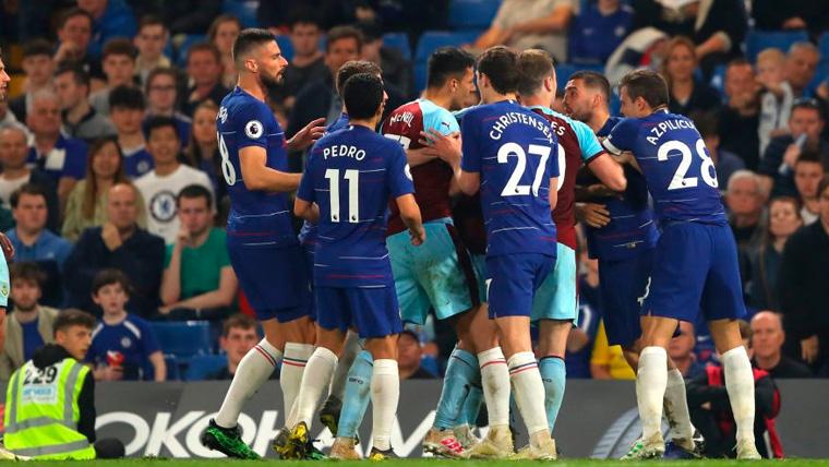 Los jugadores del Chelsea y el Burnley intentan frenar una discusión