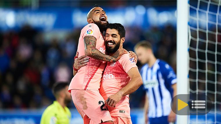 Luis Suárez y Arturo Vidal, celebrando un gol marcado contra el Alavés