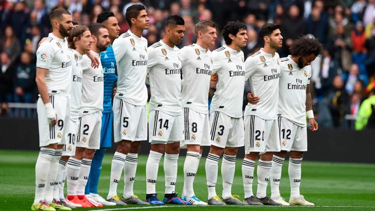 Los jugadores del Real Madrid durante un minuto de silencio